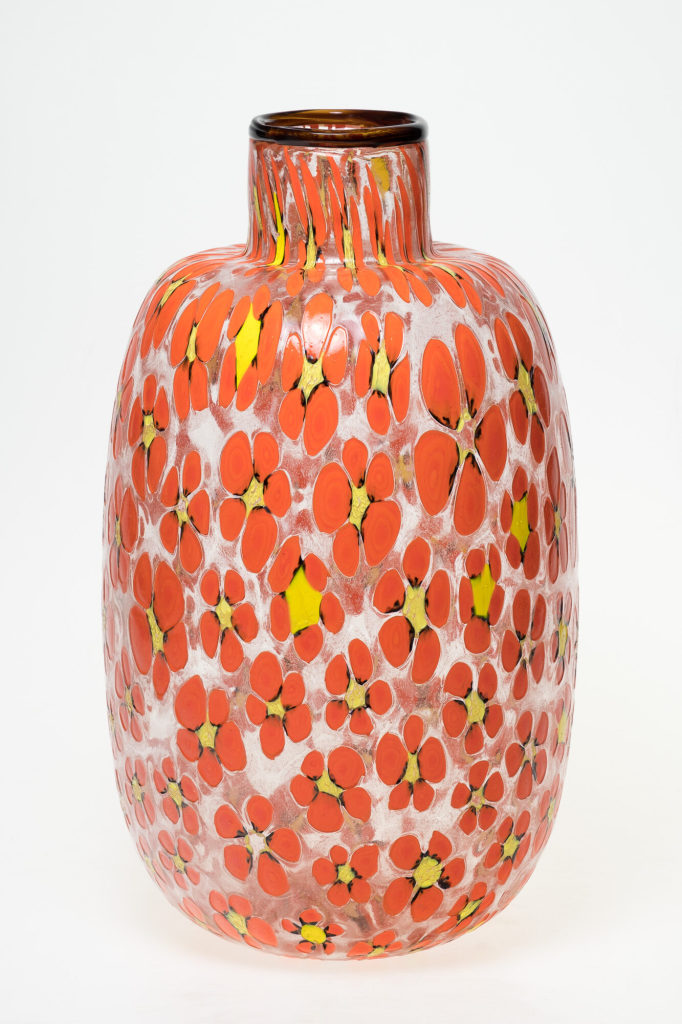 Vase mit orangegelben Blüten