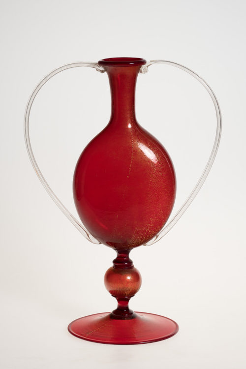 Unbekannt (Ausführung), Rote Fußvase mit Henkeln, 1920/30er-Jahre