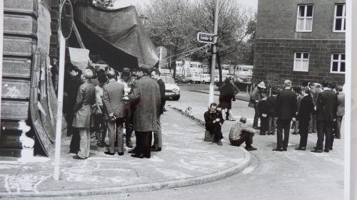 Manfred Leve (Künstler*in), Nach der Schließung des Akademiegebäudes: Internationale Lidl-Arbeitswoche (5. - 10. Mai 1969) vor der Kunstakademie Düsseldorf, 07. Mai 1969