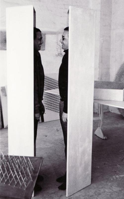 Manfred Leve (Fotograf*in), Günther Uecker - Atelier, Düsseldorf, Hüttenstraße, mit Wolfgang Döring, 30.04.1967