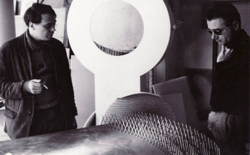 Manfred Leve (Fotograf*in), Günther Uecker - Atelier Düsseldorf, Hüttenstraße, mit Wolfgang Döring, 30.04.1967