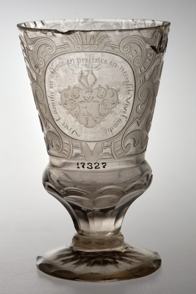 Pokal mit Wappen und Hochschnittdekoration