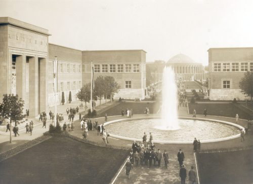 Julius Söhn (Fotograf*in), Ehrenhof mit Planetarium, 1926