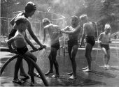 Die ersten Wasserspielplätze wurden in Düsseldorf in den 1950er Jahren gebaut. Sie waren als Er ...