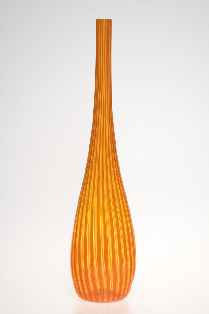 Orangefarbene Flaschenvase