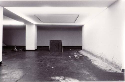 Benjamin Katz (Künstler*in), Richard Serra, Ausstellung "Westkunst", Köln 1981, beim Aufbau seiner Arbeit "Casting "
, 1981