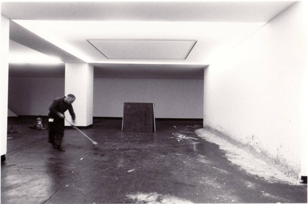 Richard Serra, Ausstellung "Westkunst", Köln 1981, beim Aufbau seiner Arbeit "Casting "
