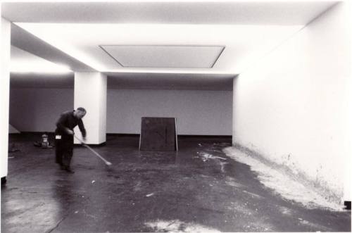 Benjamin Katz (Künstler*in), Richard Serra, Ausstellung "Westkunst", Köln 1981, beim Aufbau seiner Arbeit "Casting "
, 1981