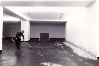 Richard Serra, Ausstellung "Westkunst", Köln 1981, beim Aufbau seiner Arbeit "Casting "
