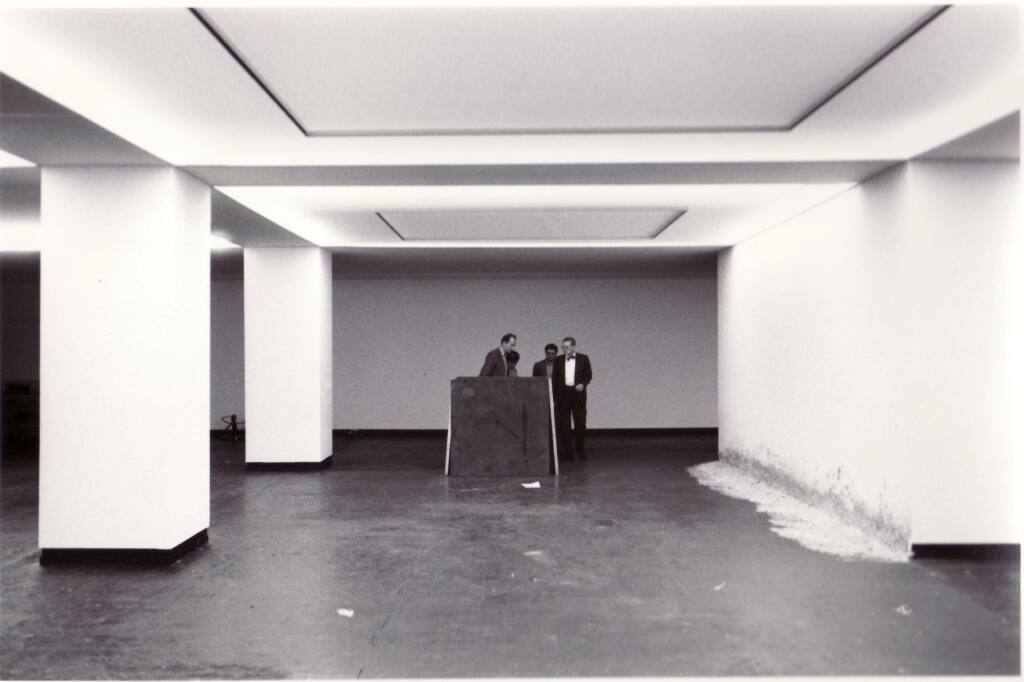 Richard Serra, Ausstellung "Westkunst", Köln 1981, beim Aufbau seiner Arbeit "Casting "
