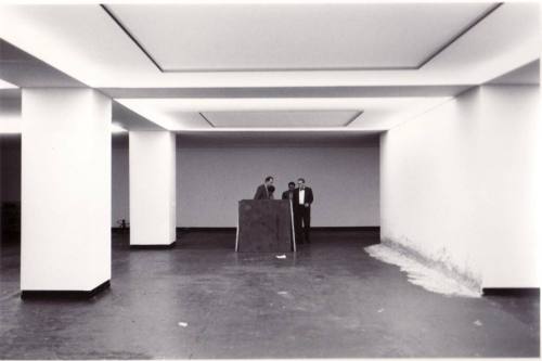 Benjamin Katz (Künstler*in), Richard Serra, Ausstellung "Westkunst", Köln 1981, beim Aufbau seiner Arbeit "Casting "
, 1981