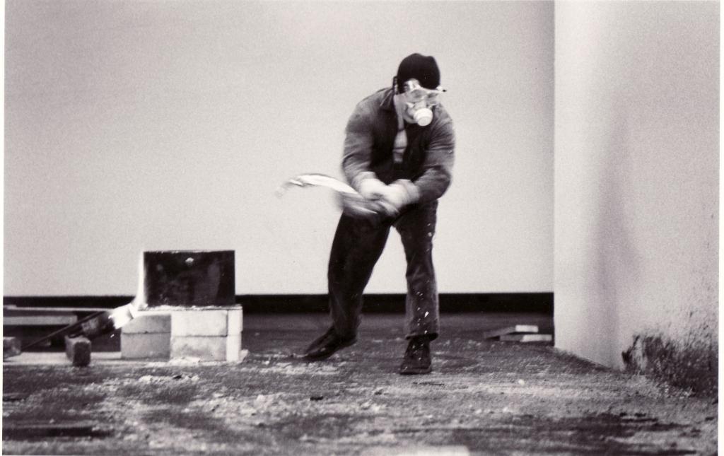 Richard Serra, Ausstellung "Westkunst", Köln 1981, beim Aufbau seiner Arbeit "Casting "
