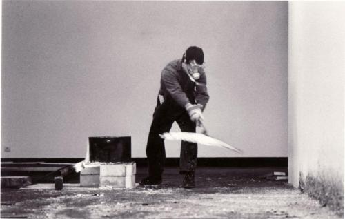 Benjamin Katz (Künstler*in), Richard Serra, Ausstellung "Westkunst", Köln 1981, beim Aufbau seiner Arbeit "Casting "
, 1981