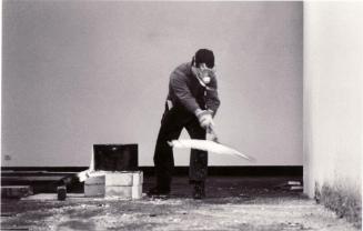 Richard Serra, Ausstellung "Westkunst", Köln 1981, beim Aufbau seiner Arbeit "Casting "
