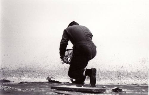Benjamin Katz (Künstler*in), Richard Serra, Ausstellung "Westkunst", Köln 1981, beim Aufbau seiner Arbeit "Casting "
, 1981