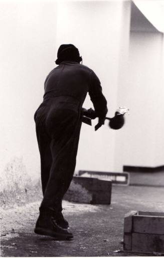 Richard Serra, Ausstellung "Westkunst", Köln 1981, beim Aufbau seiner Arbeit "Casting "
