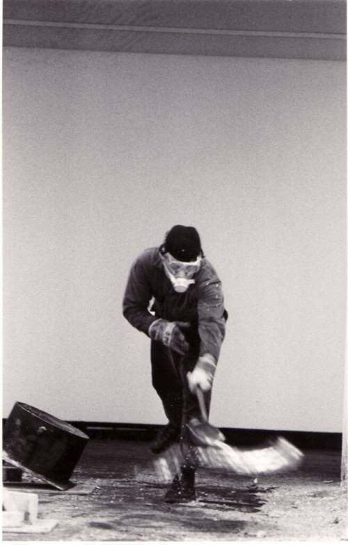 Benjamin Katz (Künstler*in), Richard Serra, Ausstellung "Westkunst", Köln 1981, beim Aufbau seiner Arbeit "Casting "
, 1981