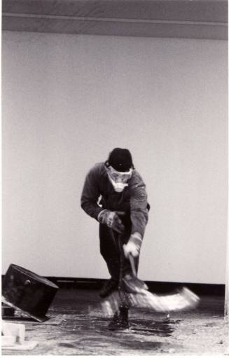 Richard Serra, Ausstellung "Westkunst", Köln 1981, beim Aufbau seiner Arbeit "Casting "
