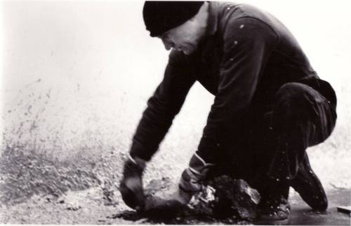 Benjamin Katz (Künstler*in), Richard Serra, Ausstellung "Westkunst", Köln 1981, beim Aufbau seiner Arbeit "Casting "
, 1981