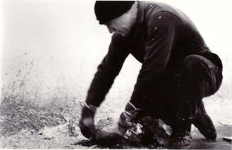 Richard Serra, Ausstellung "Westkunst", Köln 1981, beim Aufbau seiner Arbeit "Casting "
