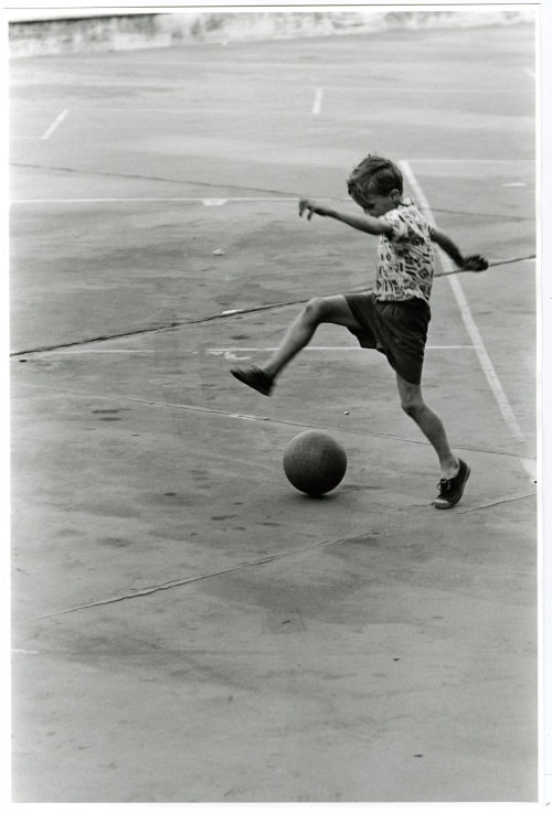 Dirk Alvermann (Fotograf*in), Fußball auf dem Karlsplatz, Düsseldorf 1961, 1961