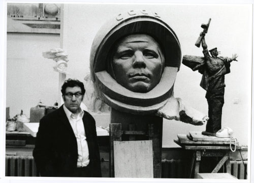 Dirk Alvermann (Fotograf*in), Bildhauer Kerbel in seinem Moskauer Atelier, Moskau 1973, 1973