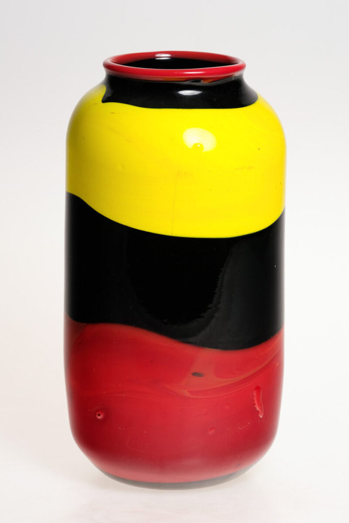 Vase mit Farbbändern