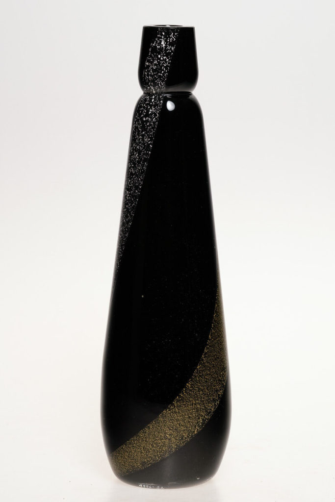 Vase mit craquelierten Metallfolienbändern