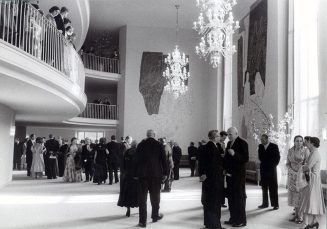 Blick in das 1. Rang-Foyer des Düsseldorfer Opernhauses anlässlich der Eröffnung  
1956
