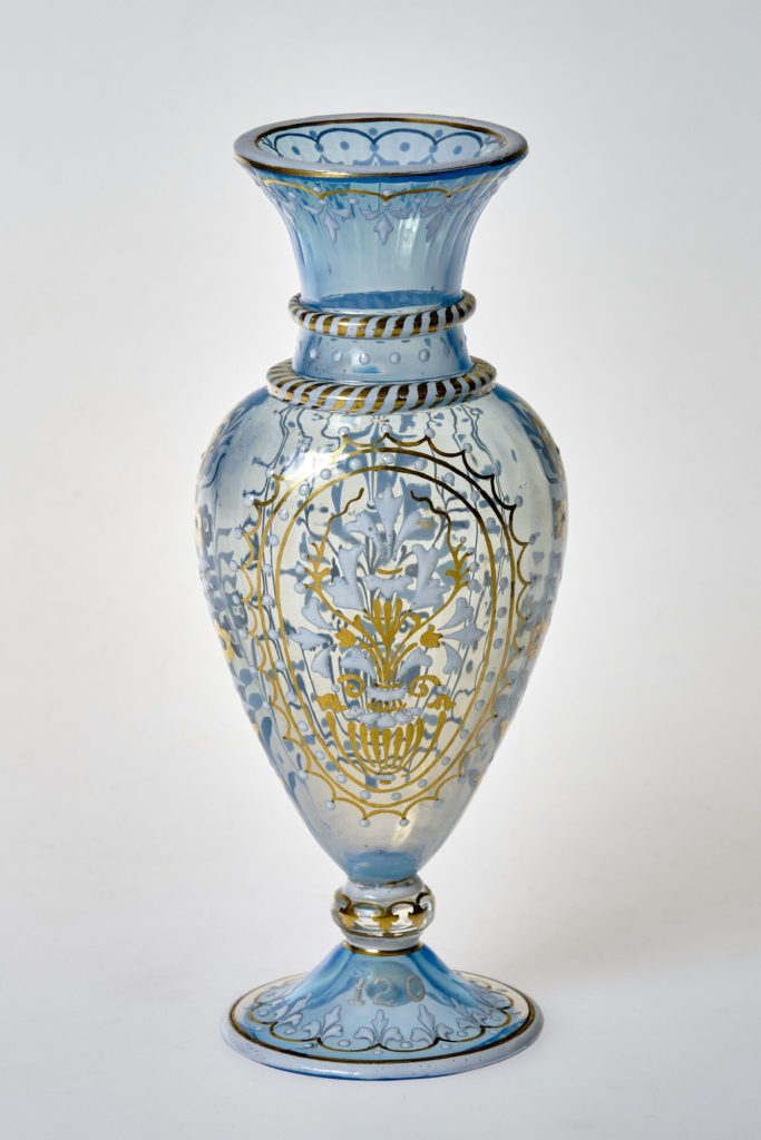 Vase mit Emaille- und Goldmalerei