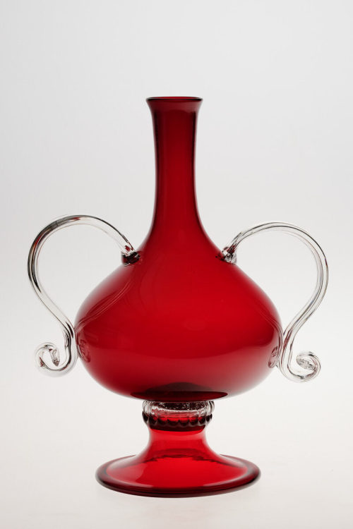 Venini & C. (Ausführung), Rote Henkelvase "Holbein", Formentwurf um 1921–1923, Ausführung um 1960