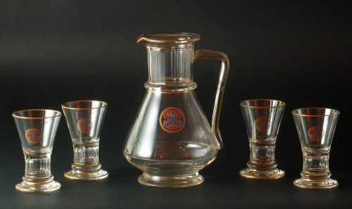 J. & L. Lobmeyr (Verleger*in), Trinkglasservice: Bügelkanne und 4 Fußbecher, 1880–1900