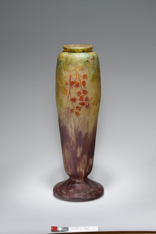 Daum <Nancy> (Entwurf), Vase mit Hagebuttendekor, 1905–1910