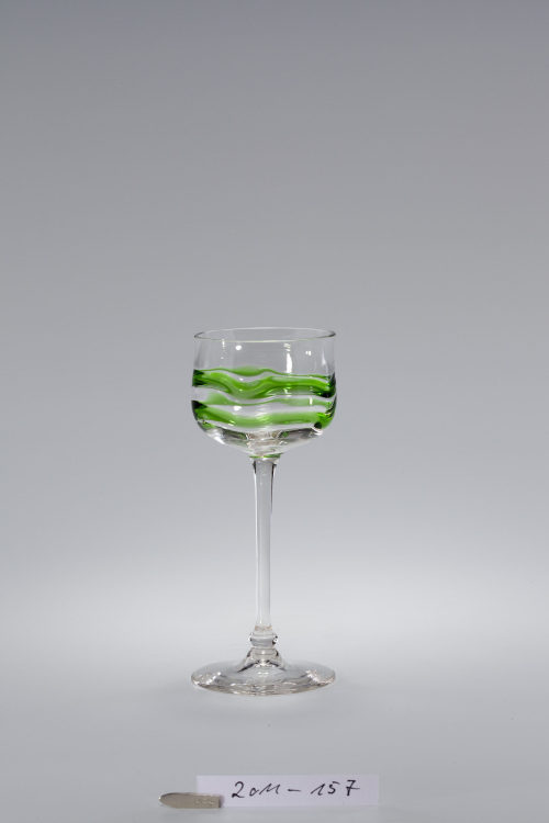 Theresienthaler Krystallglasfabrik (Hersteller*in), Bordeaux-Glas, Modellnummer 1531, Dekor Liane, um 1902