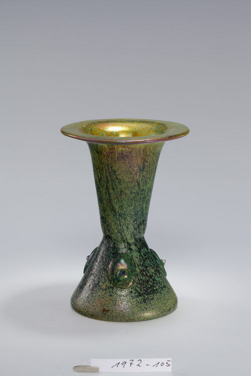 Unbekannt (Ausführung), Vase mit Nuppenauflagen, um 1900–1910