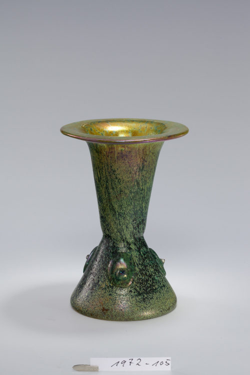 Glasfabrik Johann Lötz Witwe (Hersteller*in), Vase mit Nuppenauflagen, um 1900–1910