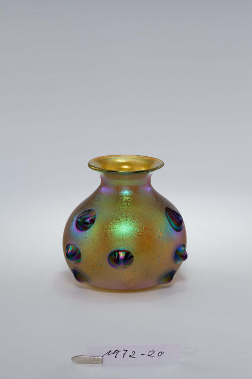 Glasfabrik Johann Lötz Witwe (Hersteller*in), Vase mit muschelförmigen Nuppen, 1904 (Form und Dekor)