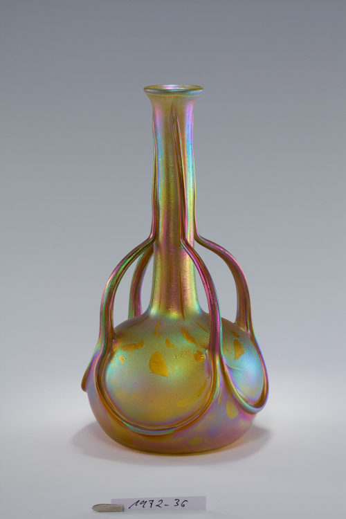 Glasfabrik Johann Lötz Witwe (Ausführung), Vase mit schlankem Hals und vier Henkeln, Dekor Asträa (Variante), 1902 