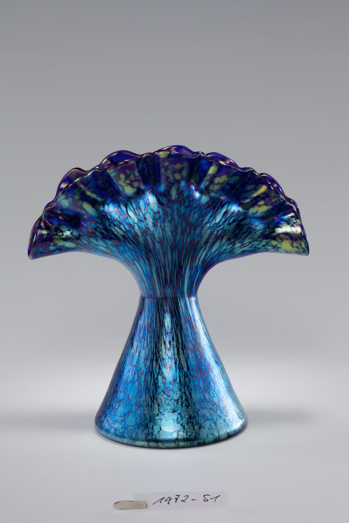 Glasfabrik Johann Lötz Witwe (Hersteller*in), Tulpenvase, Dekor cobalt Papillon, 1899