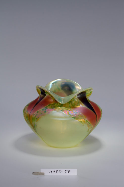 Glasfabrik Johann Lötz Witwe (Ausführung), Vase mit Blütendekor, 1902–1904