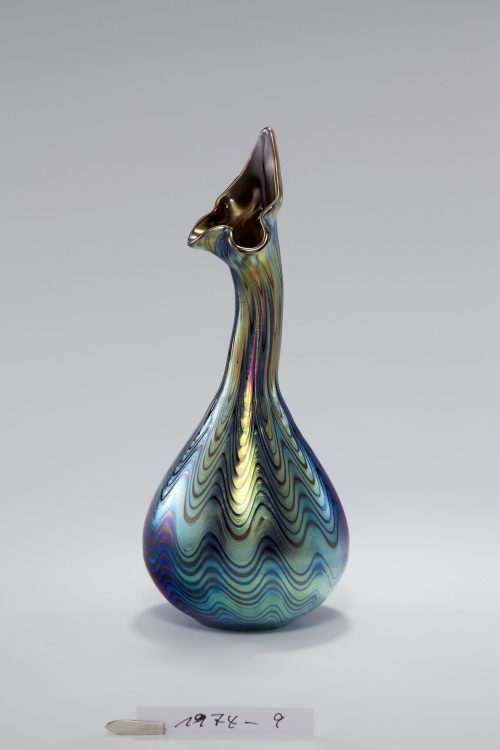 Christopher Dresser (Entwurf), Vase in Form eines Rosensprenggefäßes, 1899