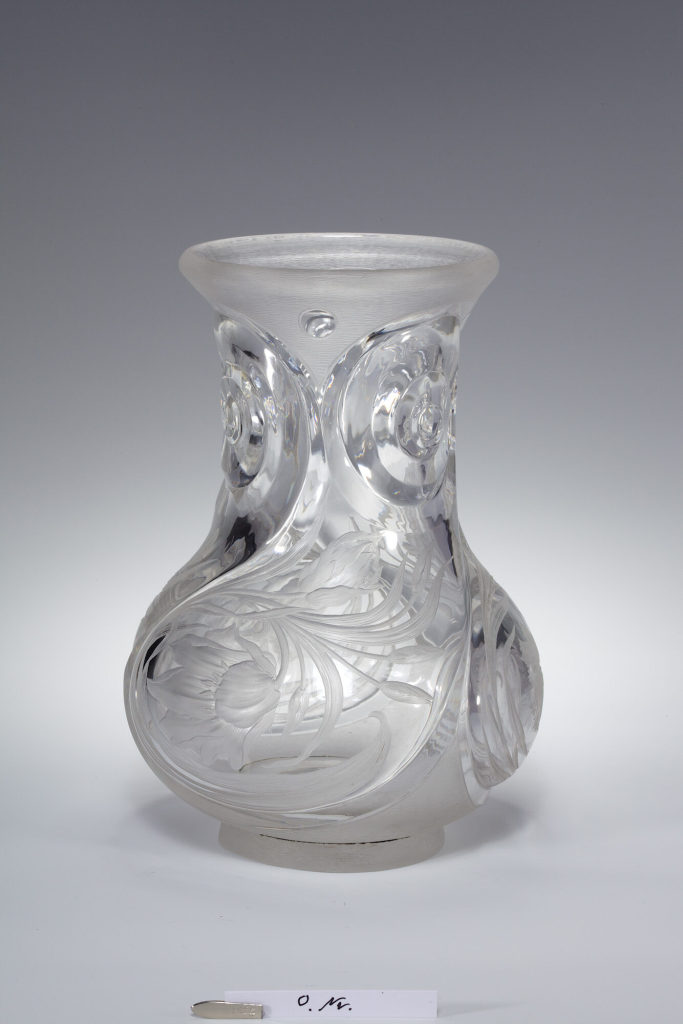 Vase mit Schliffdekor und Blumen