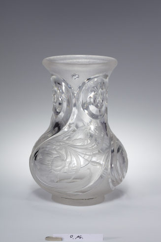 Vase mit Schliffdekor und Blumen