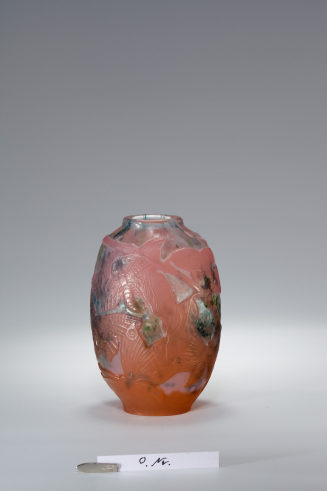 Vase mit Blüten und Schmetterlingen in der Art von Gallé-Vasen