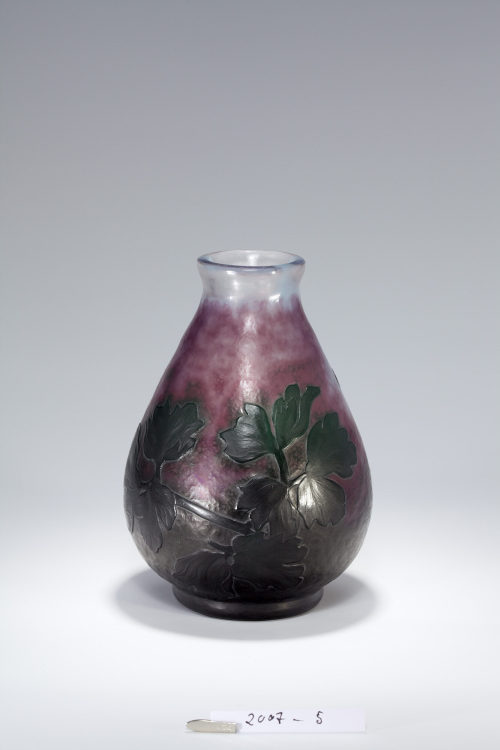 Daum <Nancy> (Hersteller*in), Vase mit Akeleidekor, um 1897–1900