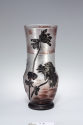 Vase mit schwarzen Chrysanthemen