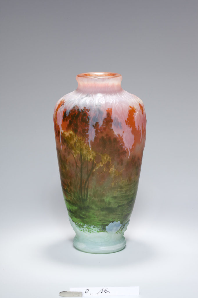 Vase mit Waldlandschaft