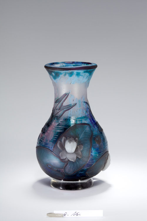 Vase mit Teichlandschaft