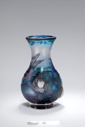 Vase mit Teichlandschaft