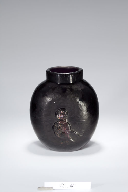 Vase mit Seerosendekor